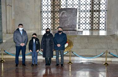 Şehit Olmadan Önce Sn. Bakanımız Hulusi Akar'a "Sözümü Tuttum" Mesajı Gönderen Azerbaycanlı Şehit Üsteğmen Valeh Memiyev'in Ailesi Anıtkabir'i Ziyaret Etti